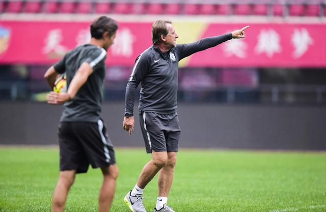 主教练被指控言论不当，赛后道歉