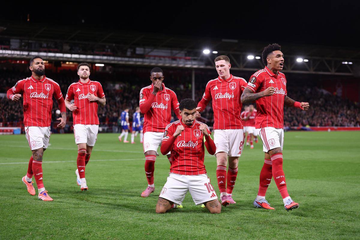 包含门兴格拉德巴赫携手胜利，领先积分榜的词条