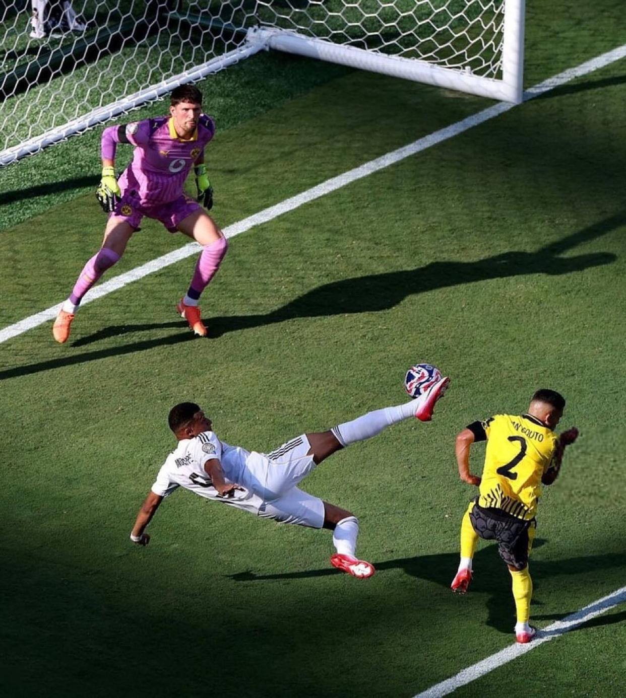 豪强交锋激烈角逐，全球足球盛宴开启