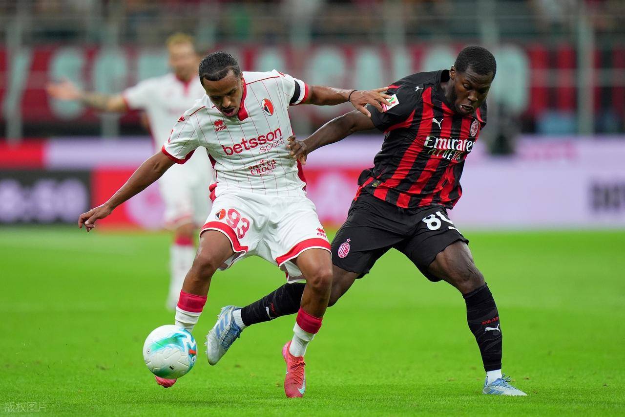 AC米兰队员展现团结精神，士气高昂备战的简单介绍