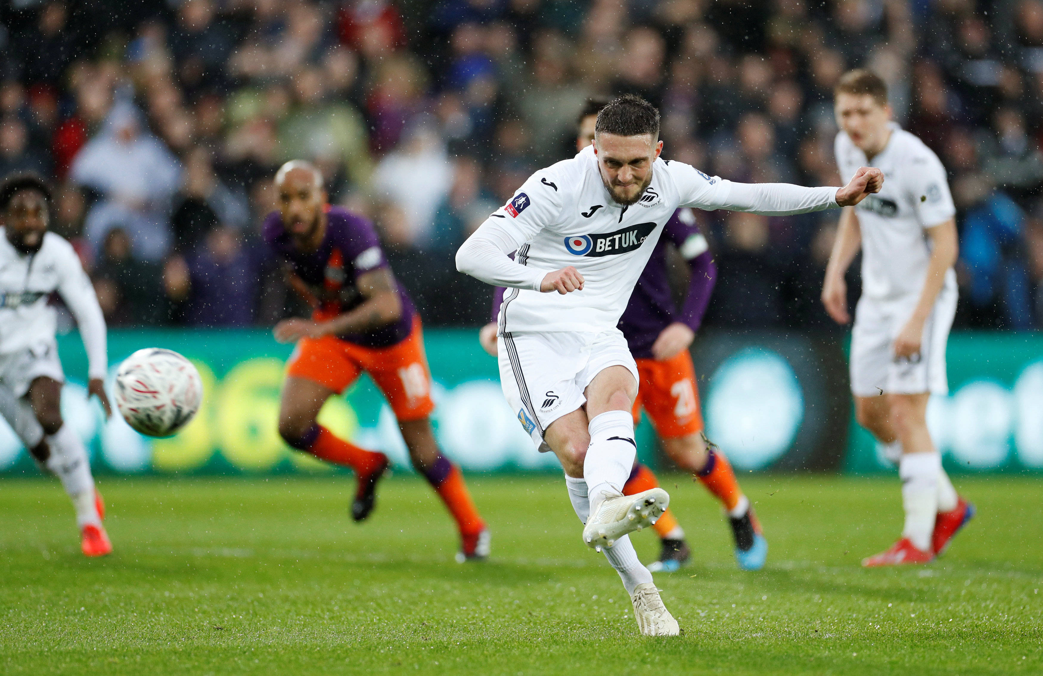 关于斯旺西城连胜对手，提升保级希望的信息