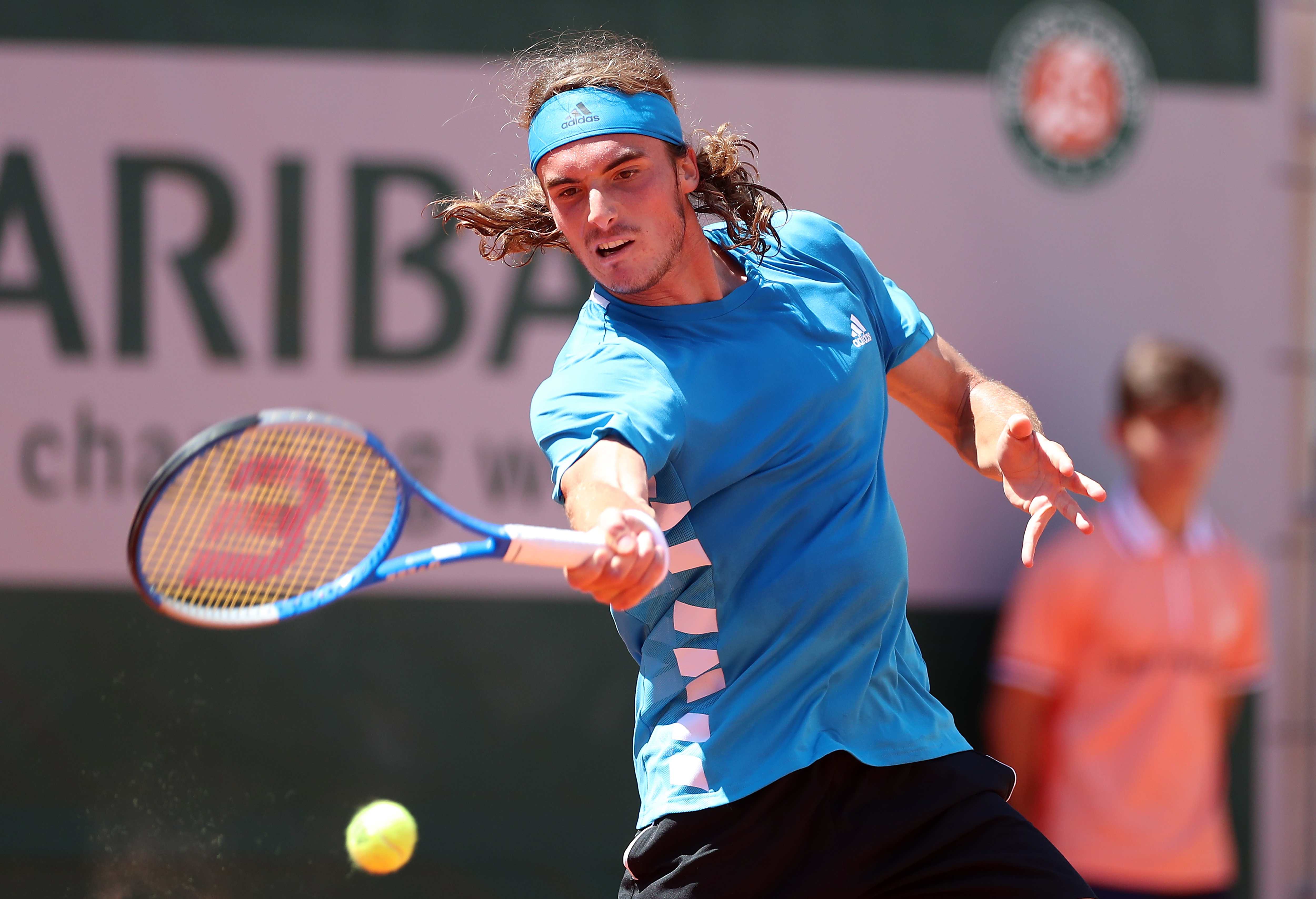 包含法国网球队完胜世界网球队，西西帕斯统治全场的词条