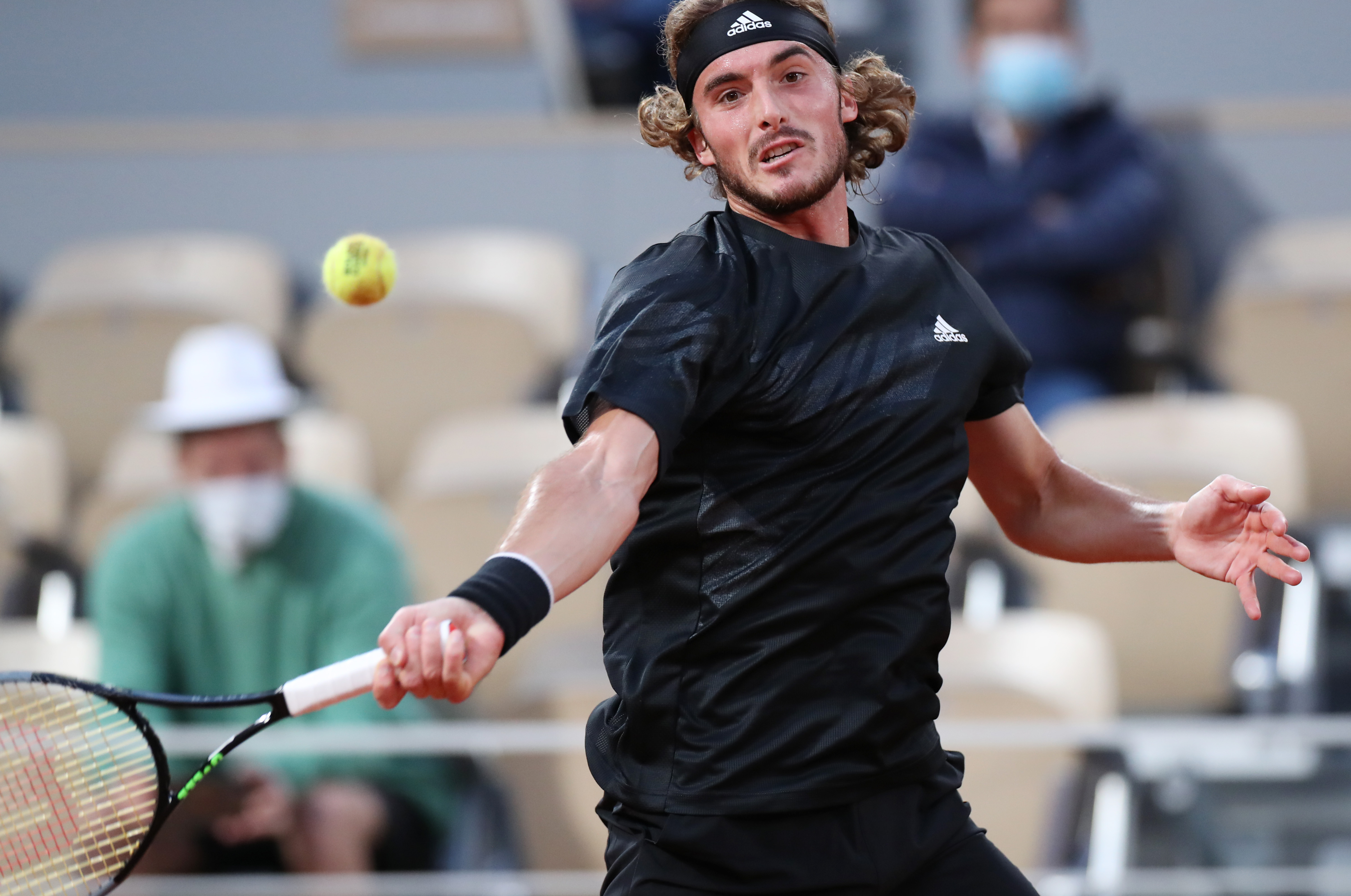 法国网球队横扫英国网球队，西西帕斯高光表现