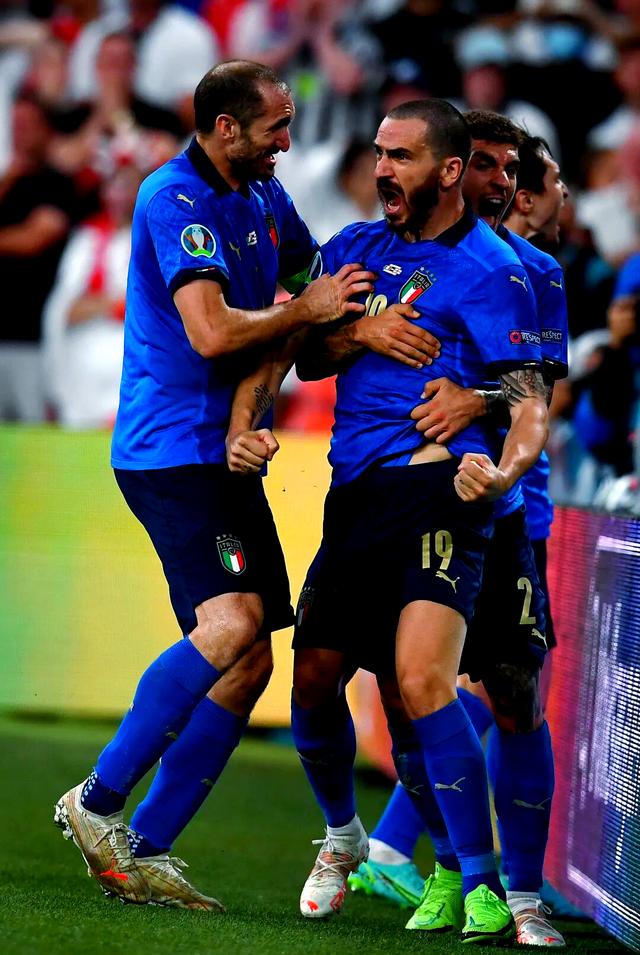 欧洲杯预选赛首轮对决，场面异常激烈