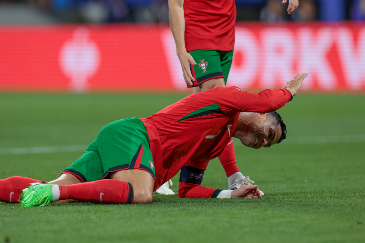 欧洲杯预选赛首轮对决，场面异常激烈