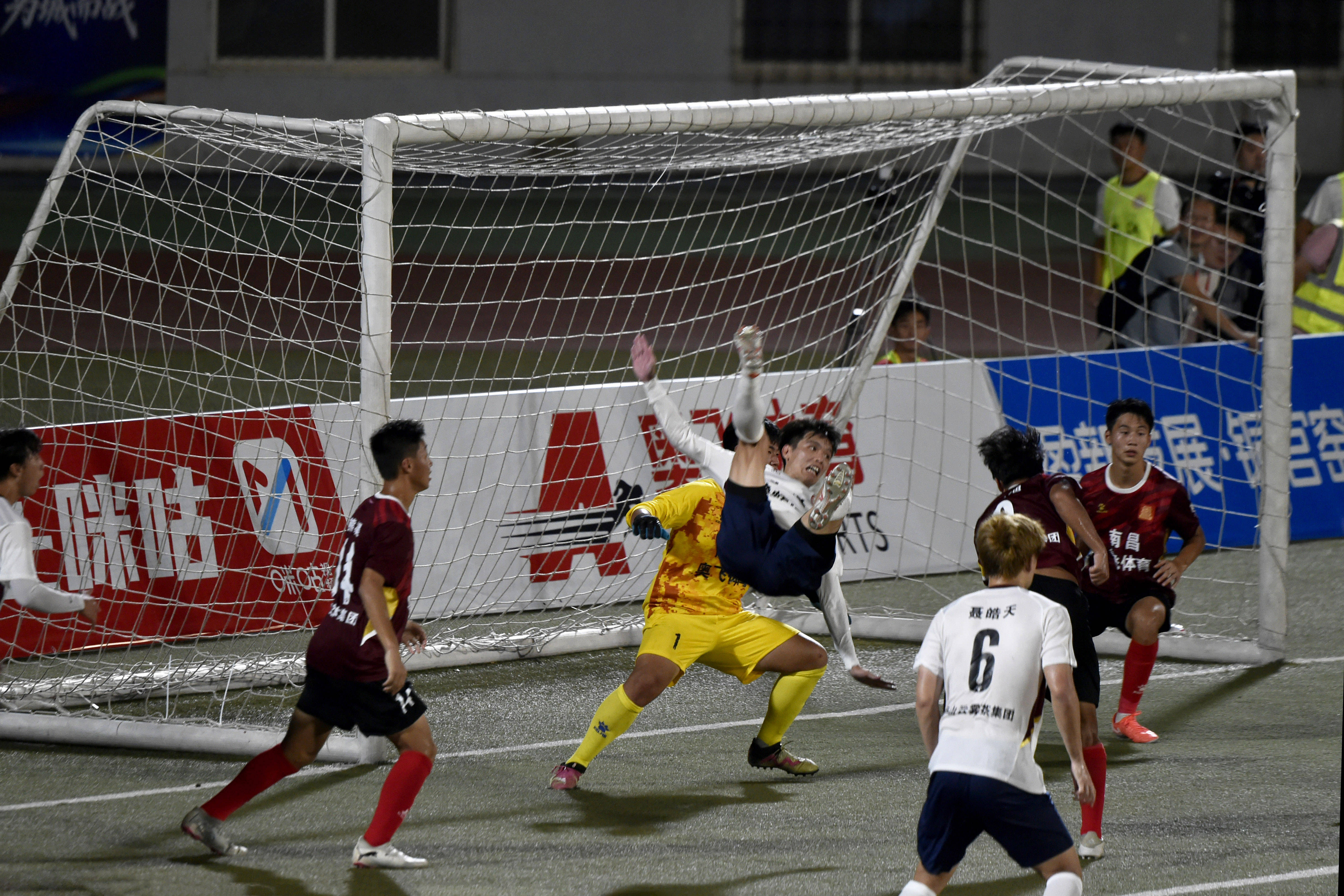 球场火爆赛事连连，职业足球比赛成为焦点的简单介绍