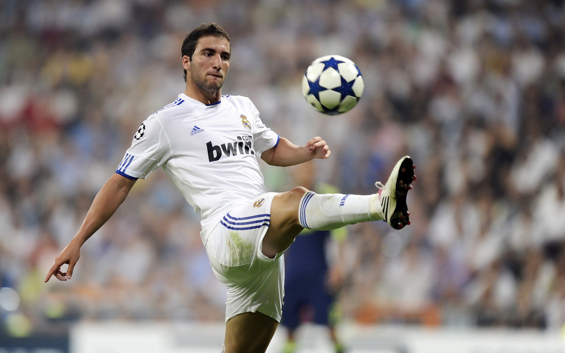 从殖民终结到绿茵征服,西班牙足球的双重统治叙事